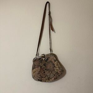 Vintage floral tapestry granny crossbody bag